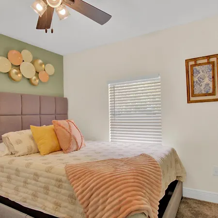 10 Beds! Large Home Groups Multiple Families